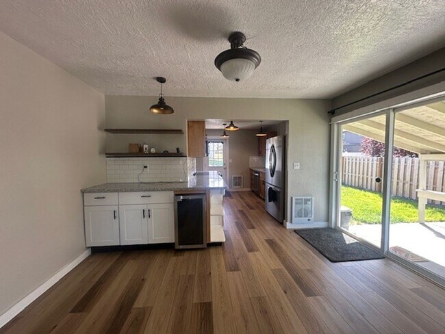 Foto del edificio - Newly Remodeled 3 Bedroom / 2 Bathroom in NE Madras