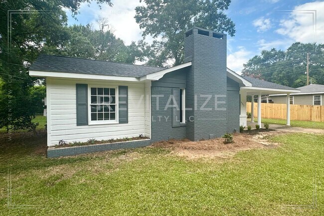 Building Photo - Completely Remodeled 3 Bedroom/1 Bathroom ...