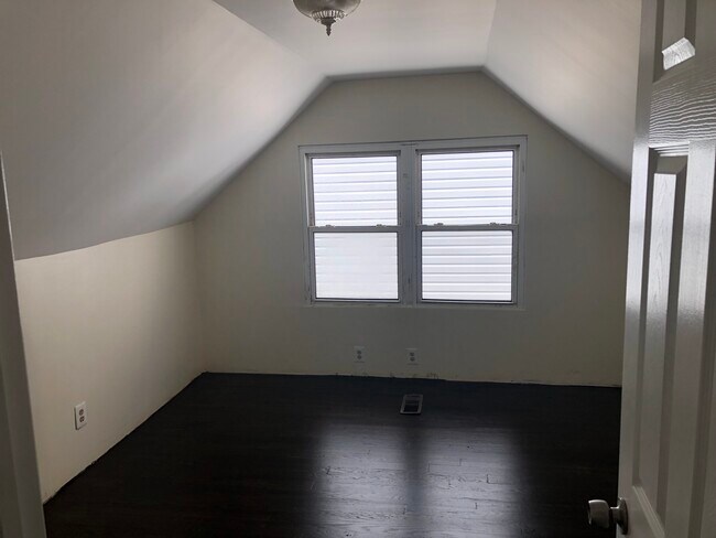 Building Photo - 270 Linden Ave
