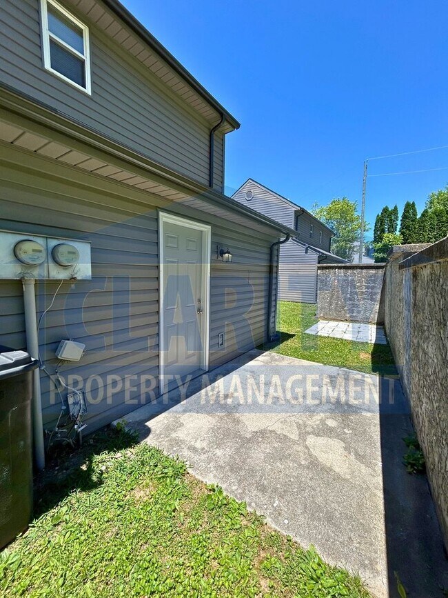 Foto del edificio - Two bedroom townhome w/ cathedral ceilings!