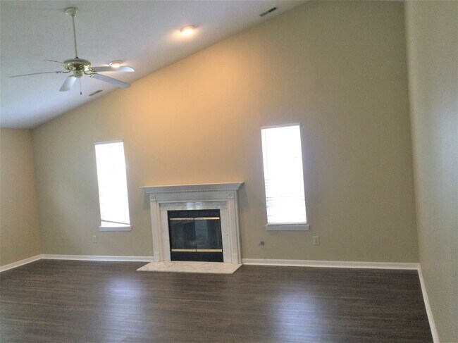 Building Photo - 647 Clydesdale Lane