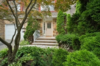 Building Photo - 611 Grove St