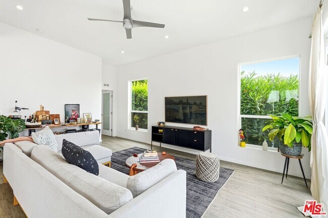 Foto del edificio - 29500 Heathercliff Rd