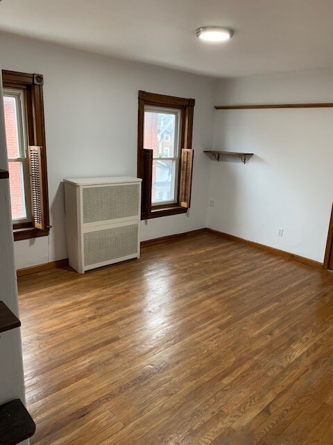 Dormitorio 1. Los estantes se pueden quitar si se desea. - 832 Cricket Ave
