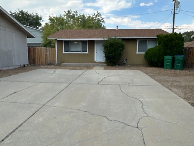 Building Photo - 1 bedroom home with fenced yard