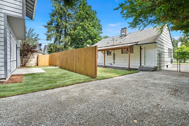 Building Photo - Spacious 4-Bedroom Home in South Capitol O...