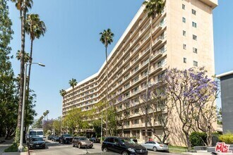 Building Photo - 100 S Doheny Dr