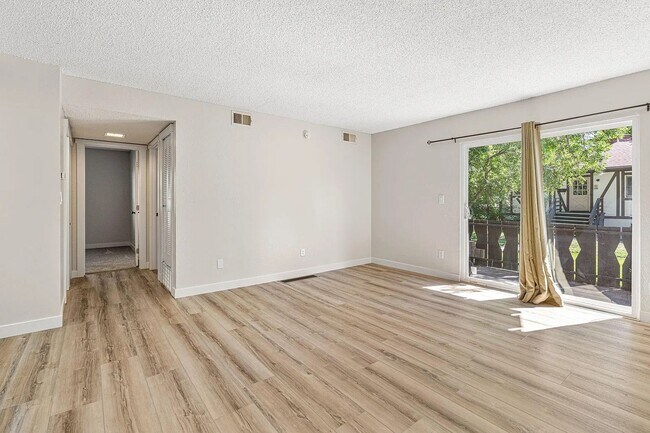 Foto del edificio - Updated 2 Bed/1 Bath Apartment in Desirable, Quiet Neighborhood