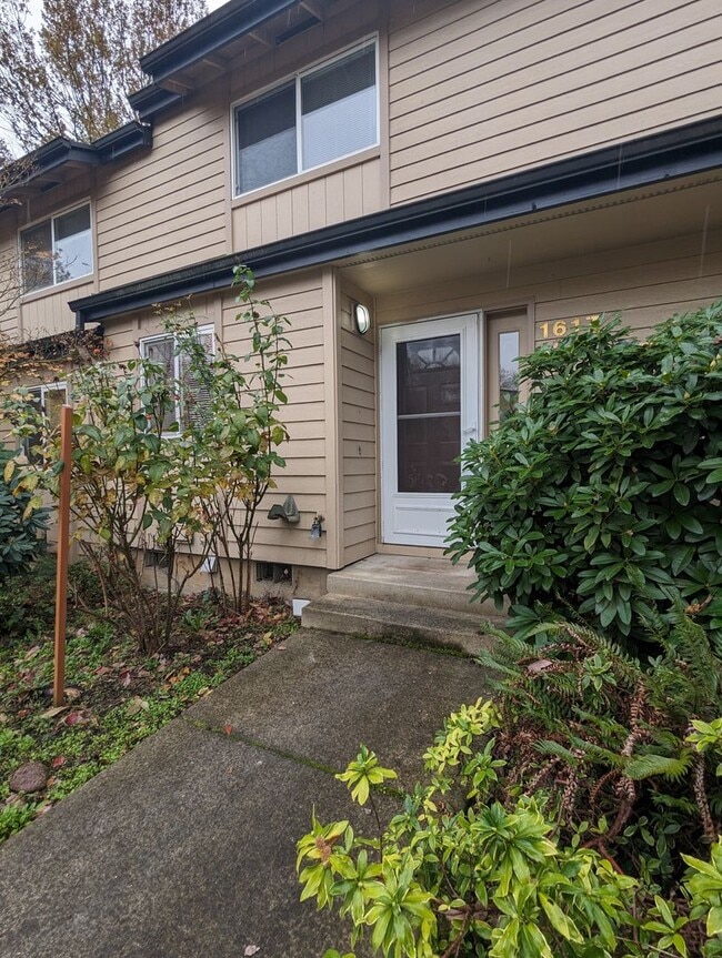 Beautiful 2-Bedroom, 1.5-Bath Condo. Landscaping included! - Beautiful 2-Bedroom, 1.5-Bath Condo. Landscaping included!