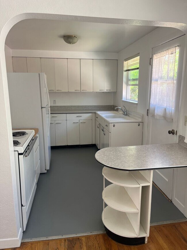 Foto del edificio - 130 SW Canyon Dr