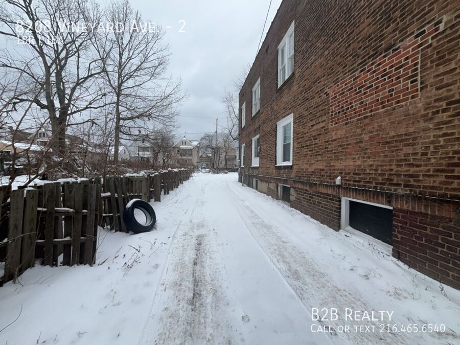 Primary Photo - 8208 Vineyard Ave