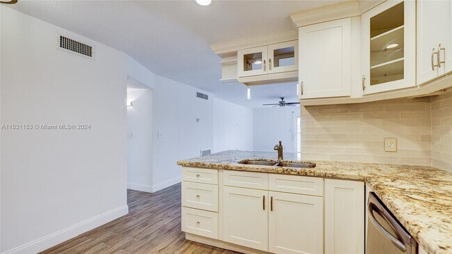 Foto del edificio - 6815 Edgewater Dr