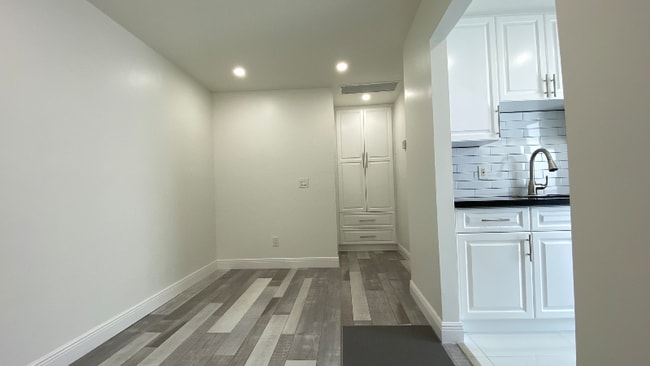 Building Photo - 519 S Rainbow Dr