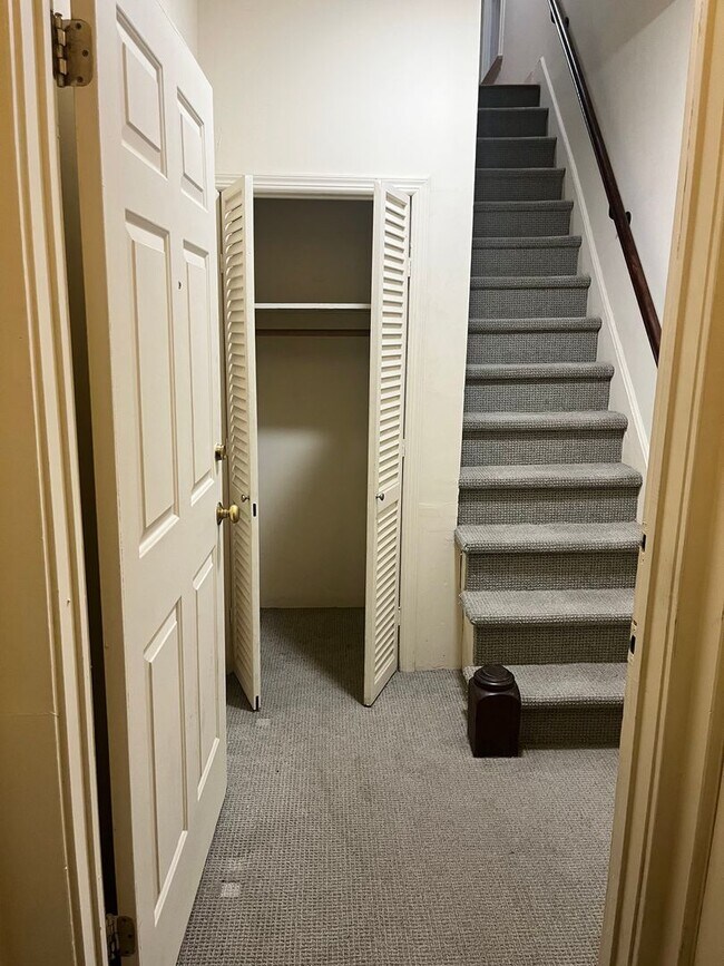 Building Photo - Spacious 2 bedroom in the heart of Montclair!