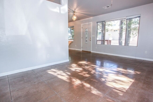 Foto del edificio - 202 Robinson Dr