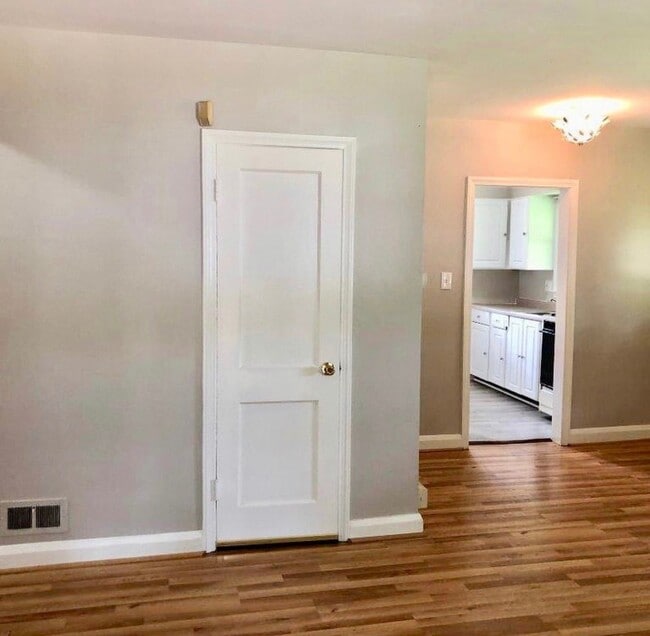 Building Photo - Rancher Style Single Family Home