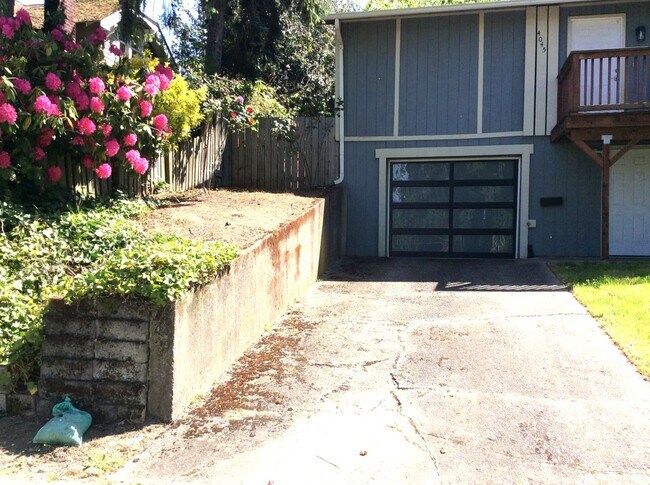 Building Photo - Lovely 3 Bdrm+ -  2 story home in Tacoma! ...