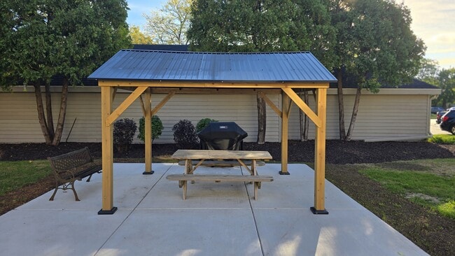 Courtyard with Grill - Homestead Court Townhomes