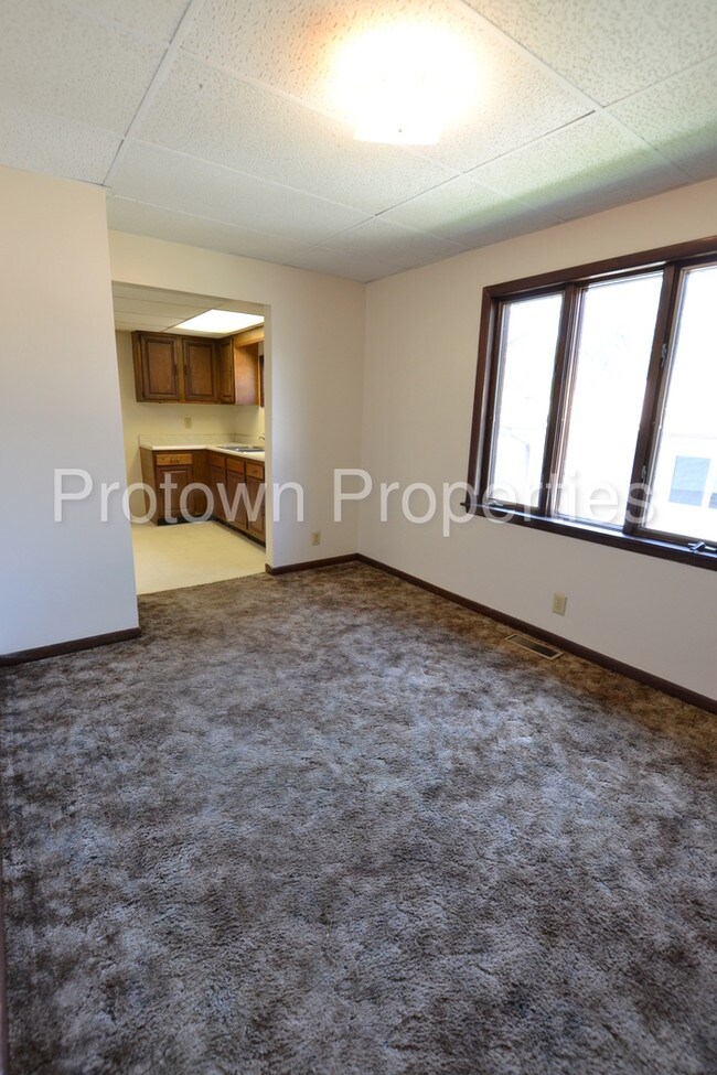 Building Photo - 145 W Oak St