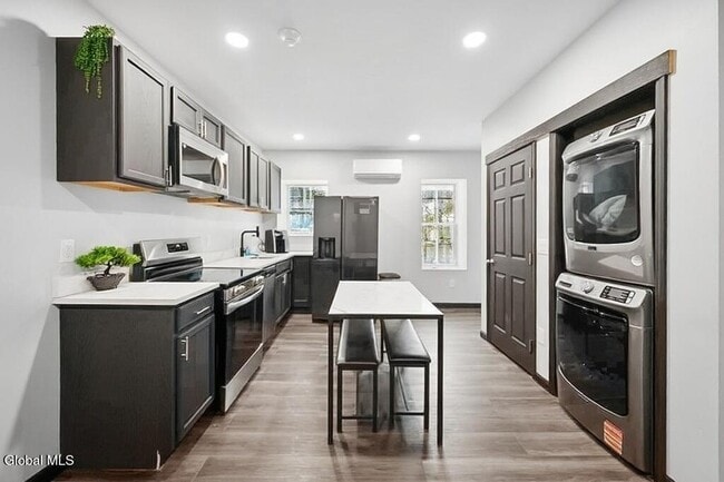 Foto del edificio - 1368 Central Ave