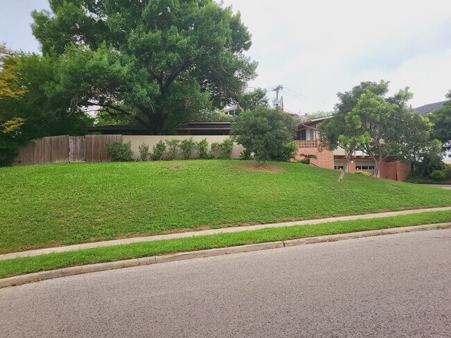 Foto del edificio - 5 Month lease available. Mid-century home ready for move-in