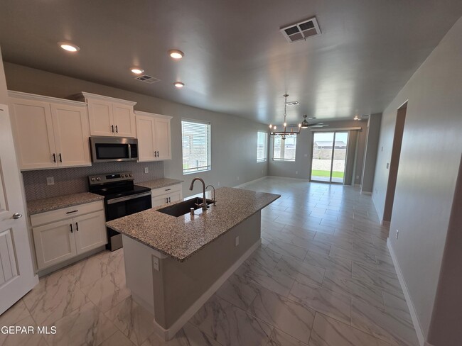 Building Photo - 3032 San Jenaro Dr