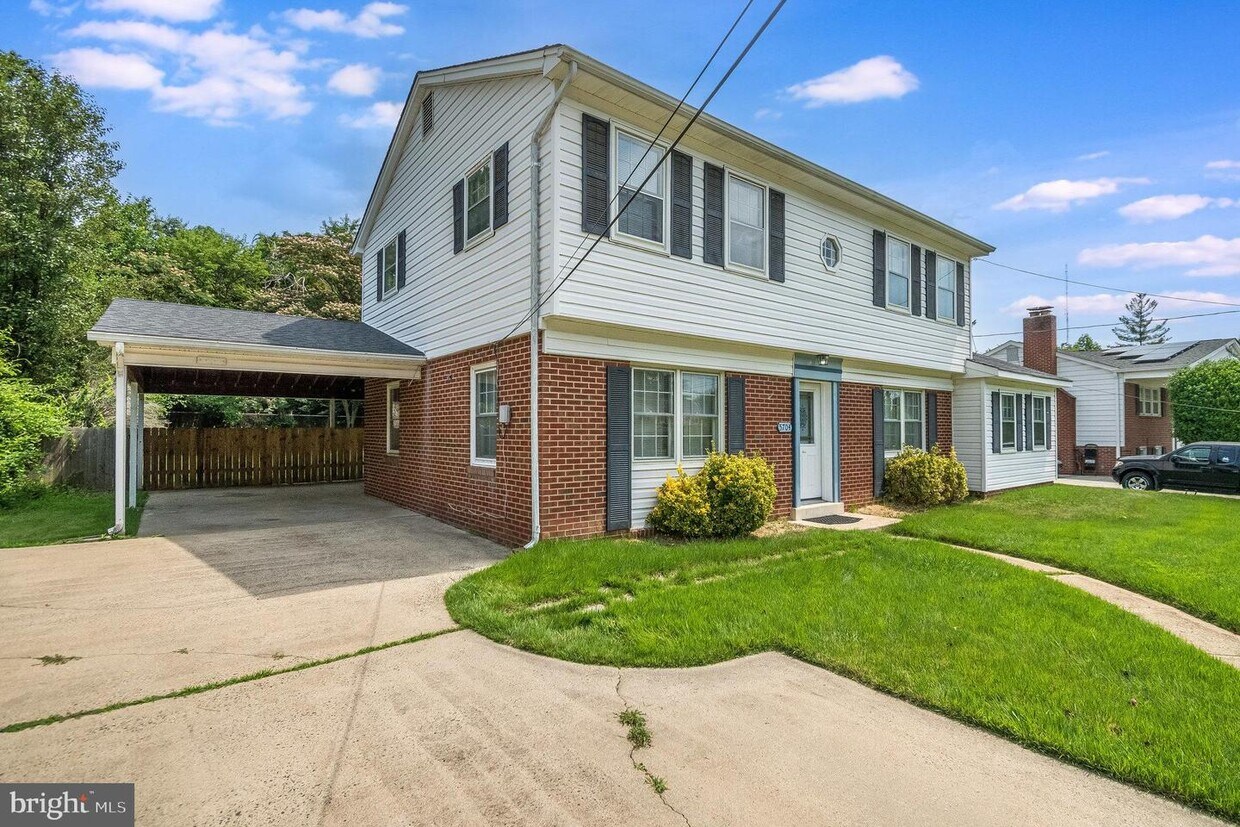 Primary Photo - 5704 Helmsdale Ln