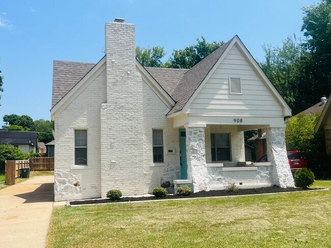 Foto del edificio - 2 minutes away from Rhodes College! Beautifully Renovated! Pets are owner's approval, fees do apply.