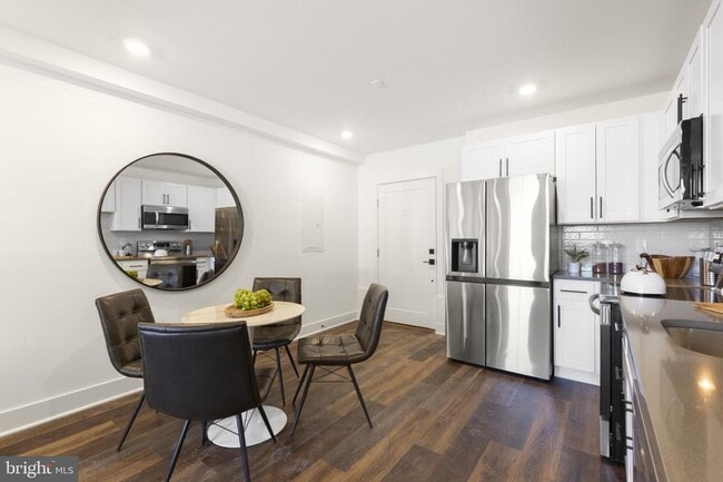 Foto del edificio - 7037 Ridge Ave