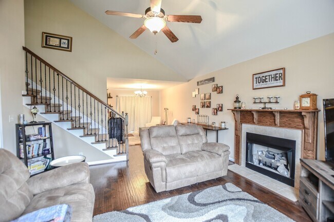 Building Photo - Pet Friendly Three Bedroom!