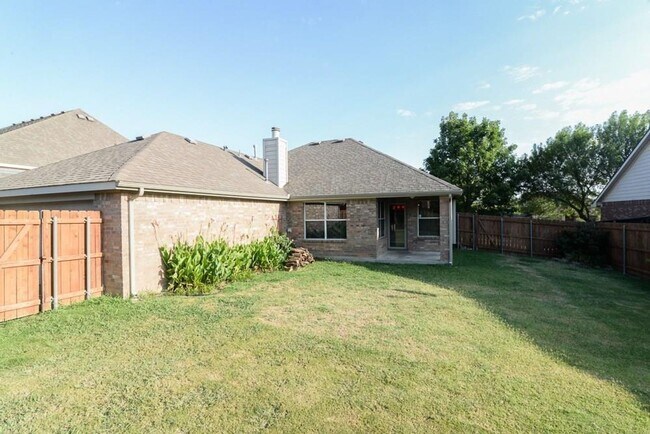 Building Photo - Beautiful home with open floor plan in Hid...