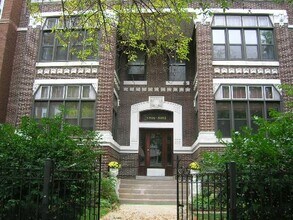 Building Photo - 5857 N Kenmore Ave