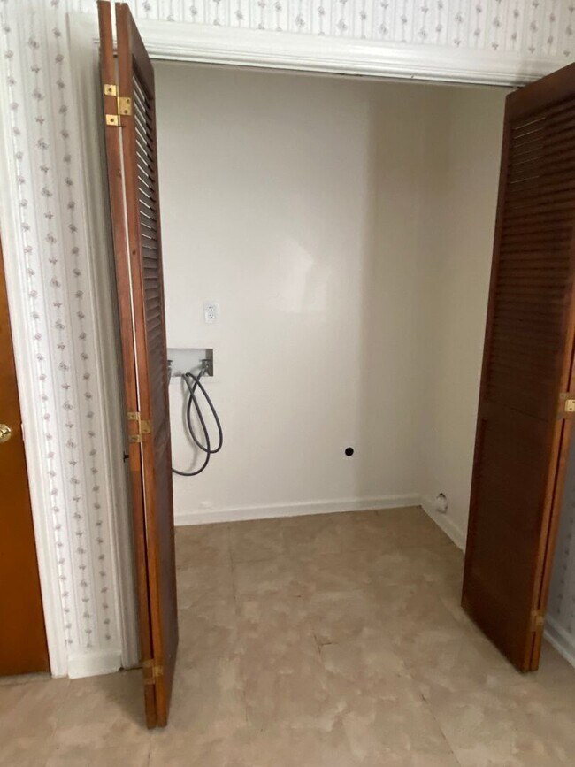 Building Photo - REDUCED!!!! 2 bedroom, 1.5 bath end unit Townhouse near Forest Hills Shopping Center and Downtown...