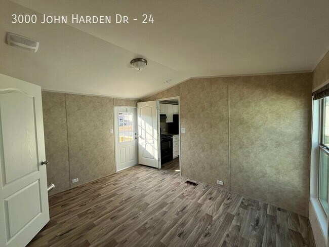 Foto del edificio - 3000 John Harden Dr