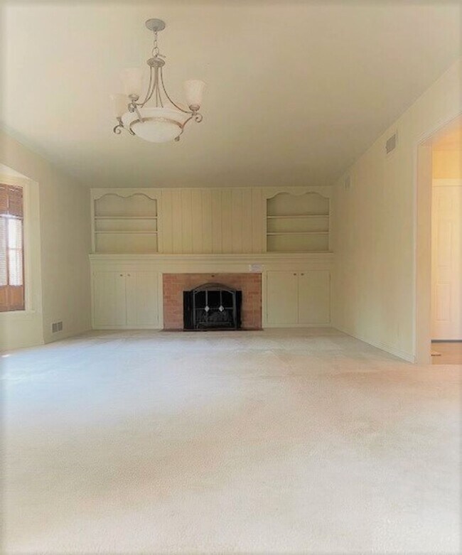 Foto del edificio - Large Three Bedroom Home