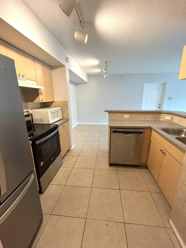 Building Photo - 705 Villa Cir