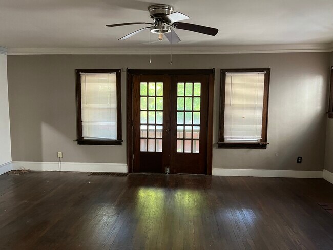 Sala de estar con puertas al porche. - 791 w exchange st