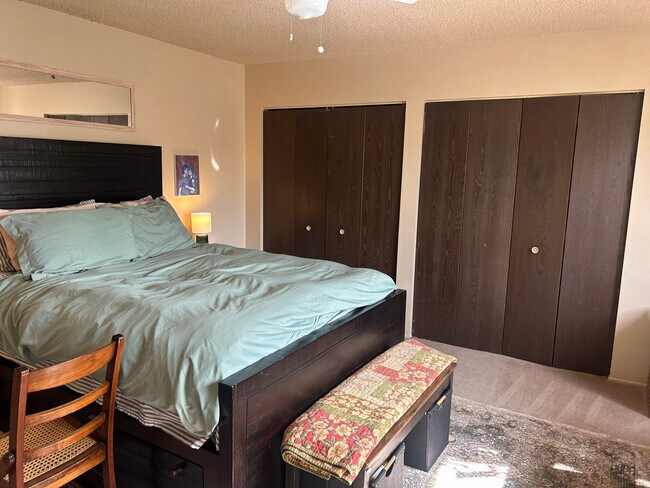 Dormitorio principal con armarios para él y para ella. - 1900 Florida Rd