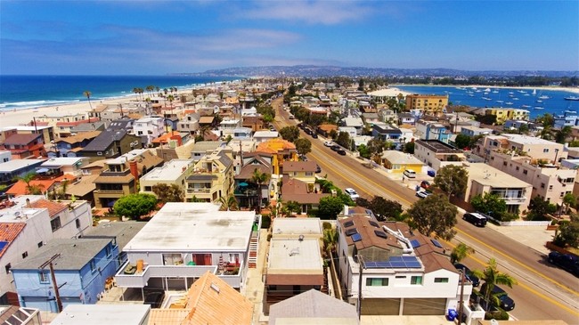 Foto del edificio - 745-747 Avalon Ct
