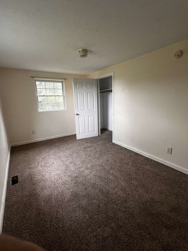 Building Photo - 3-Bedroom, 1-Bathroom Duplex in Spencer, I...
