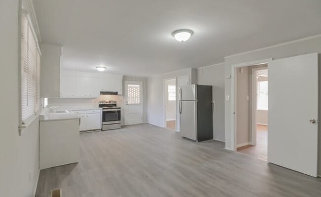 Building Photo - 115 S 1659