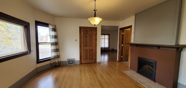 Foto del edificio - Charming Lower-Level Condo for Rent in Cad...