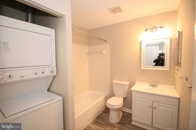 Building Photo - 1603 Carriage House Terrace