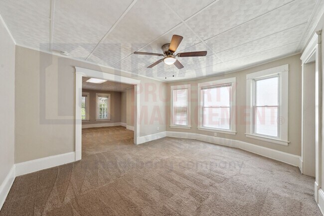 Building Photo - 1405 E 95th St,