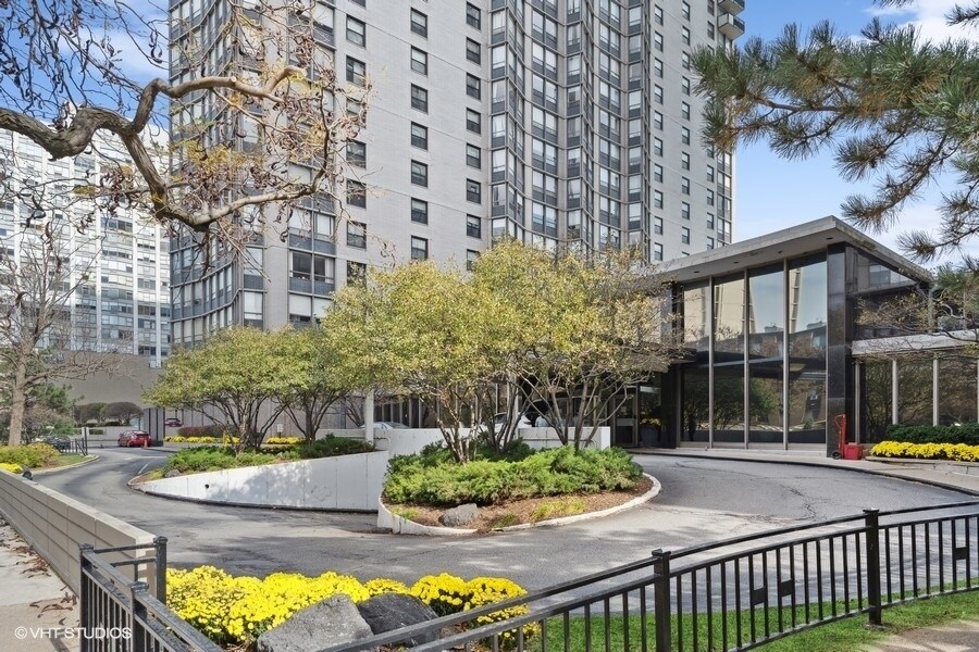 Primary Photo - 5701 N Sheridan Rd