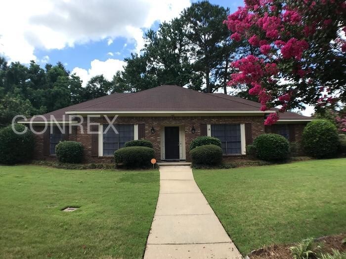 Primary Photo - Large Home in Millcreek Subdivision!