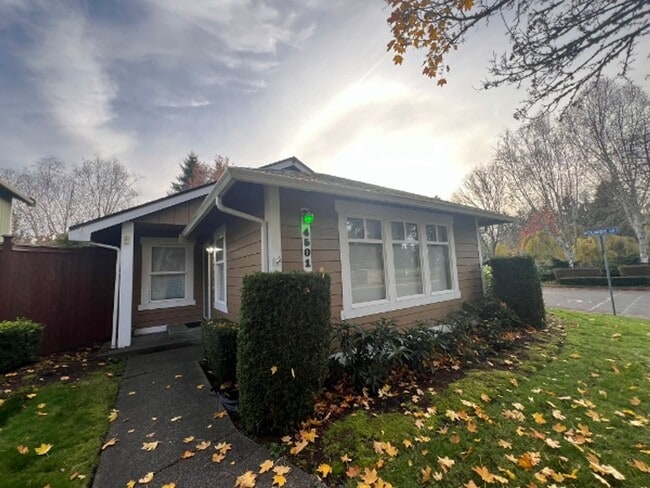 Building Photo - Charming 2BD Across From Bush Park