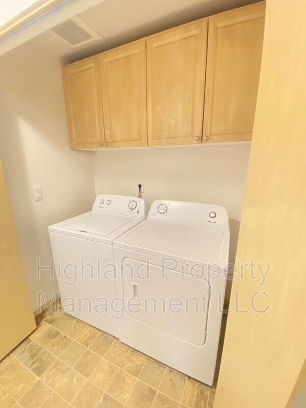 Building Photo - 1063 NE B St