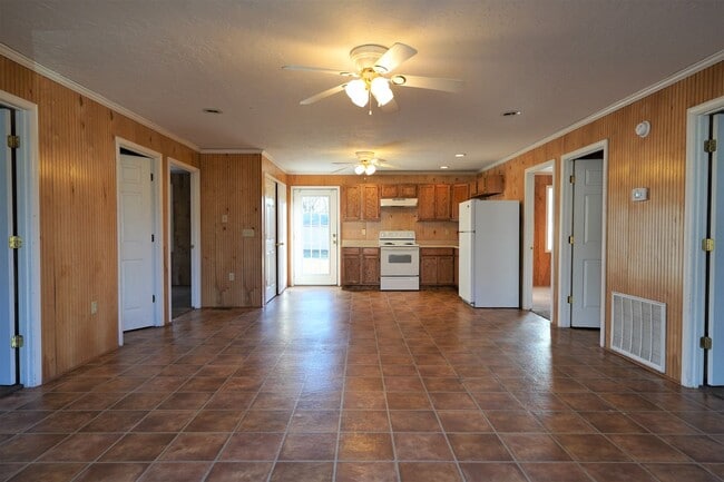 Building Photo - 4 Bed 2 Bath Home in Martin, TN *Remodeled* Fresh Paint & Flooring!