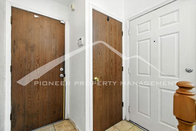 Foto del edificio - Spacious Home with Washer/Dryer and Centra...